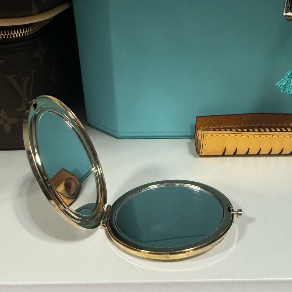Henri Bendel Crystal Compact - Picture 2 of 4